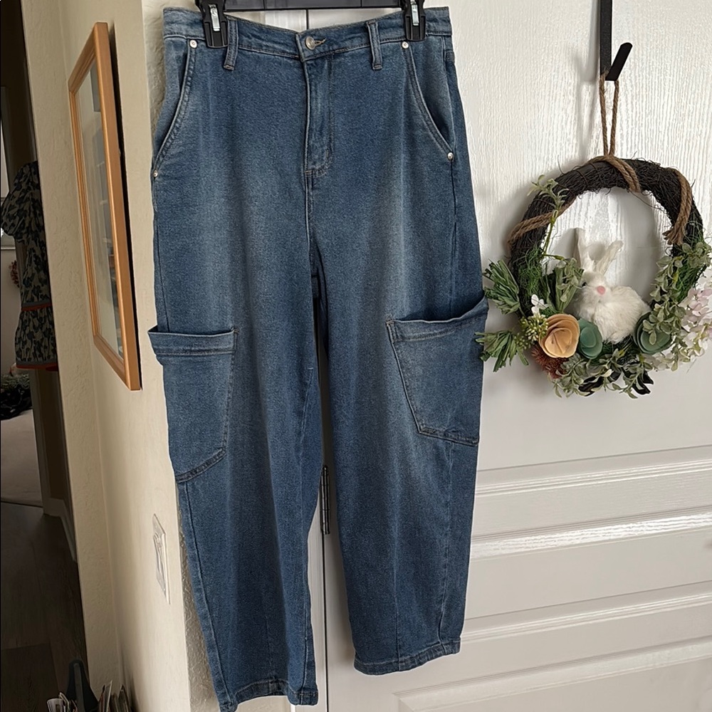 NWOT - CROPPED BARREL JEANS